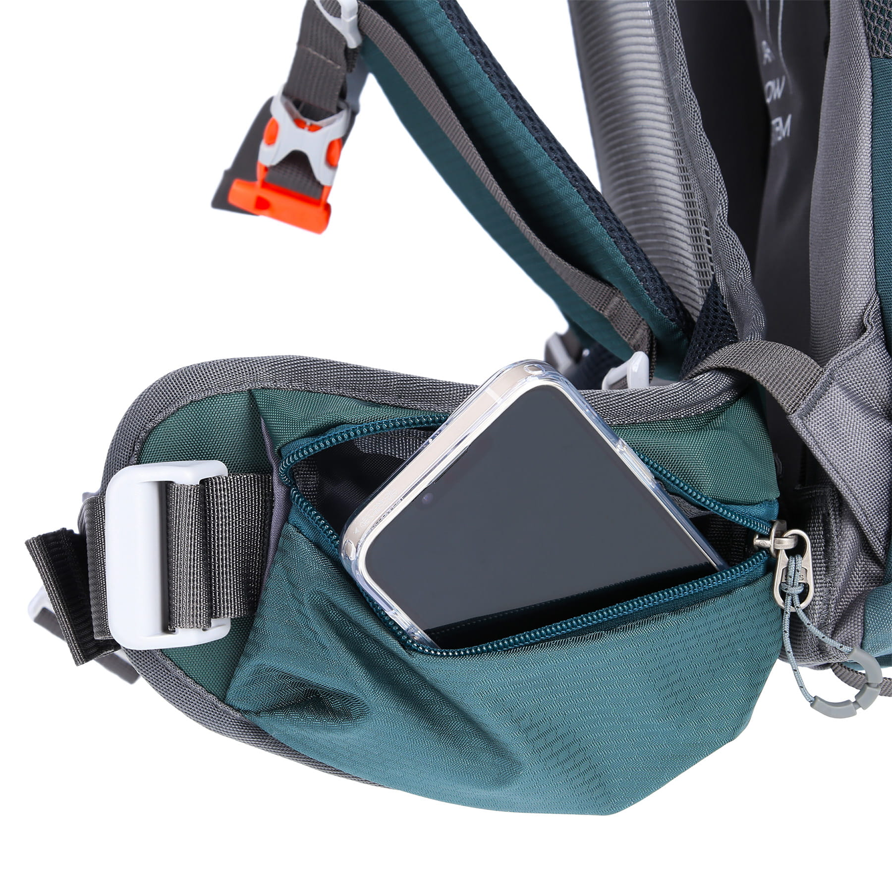 Smartfon w przezroczystym etui w kieszeni pasa biodrowego zielonego plecaka.