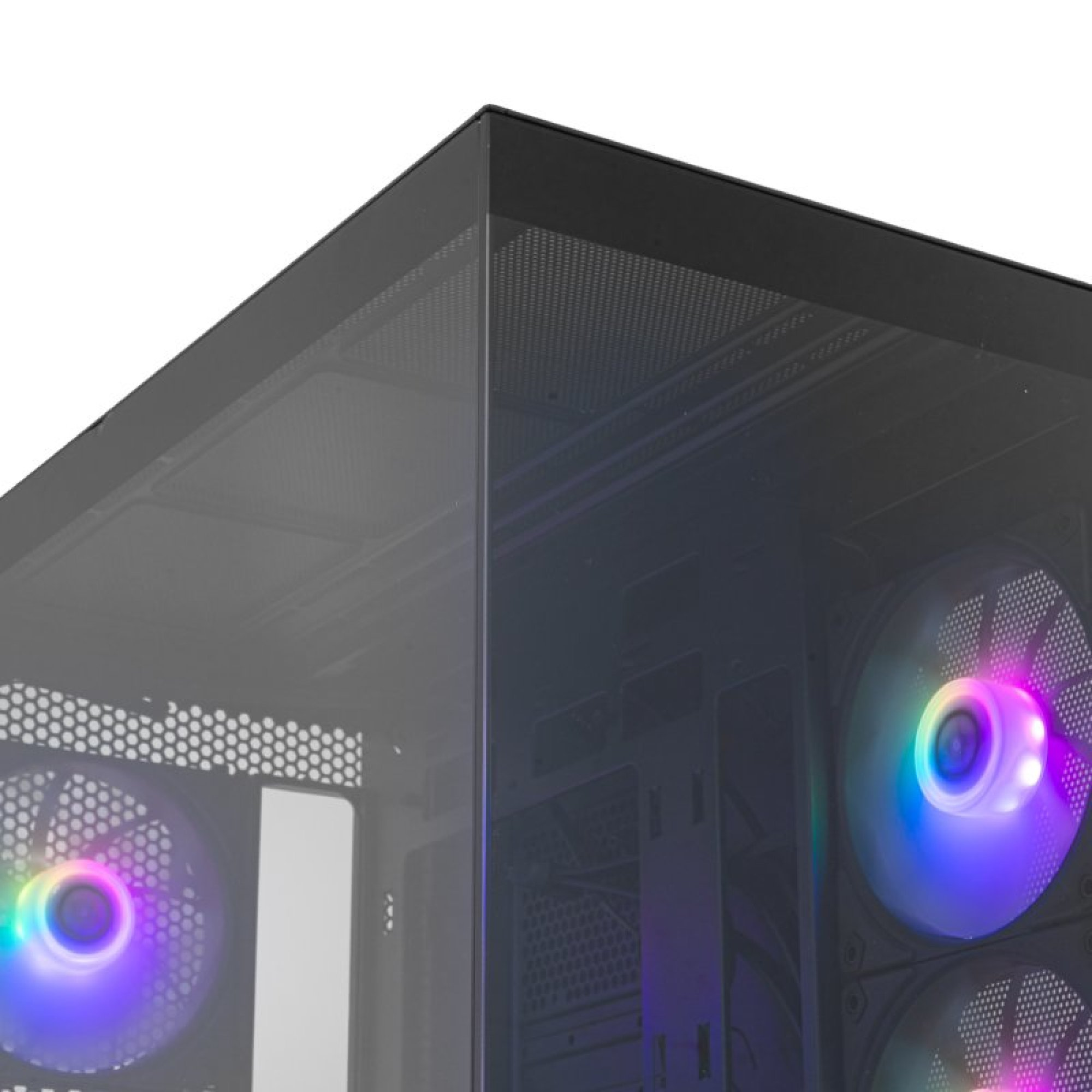 Esquina de una caja de ordenador negra con paneles de vidrio y ventiladores RGB.