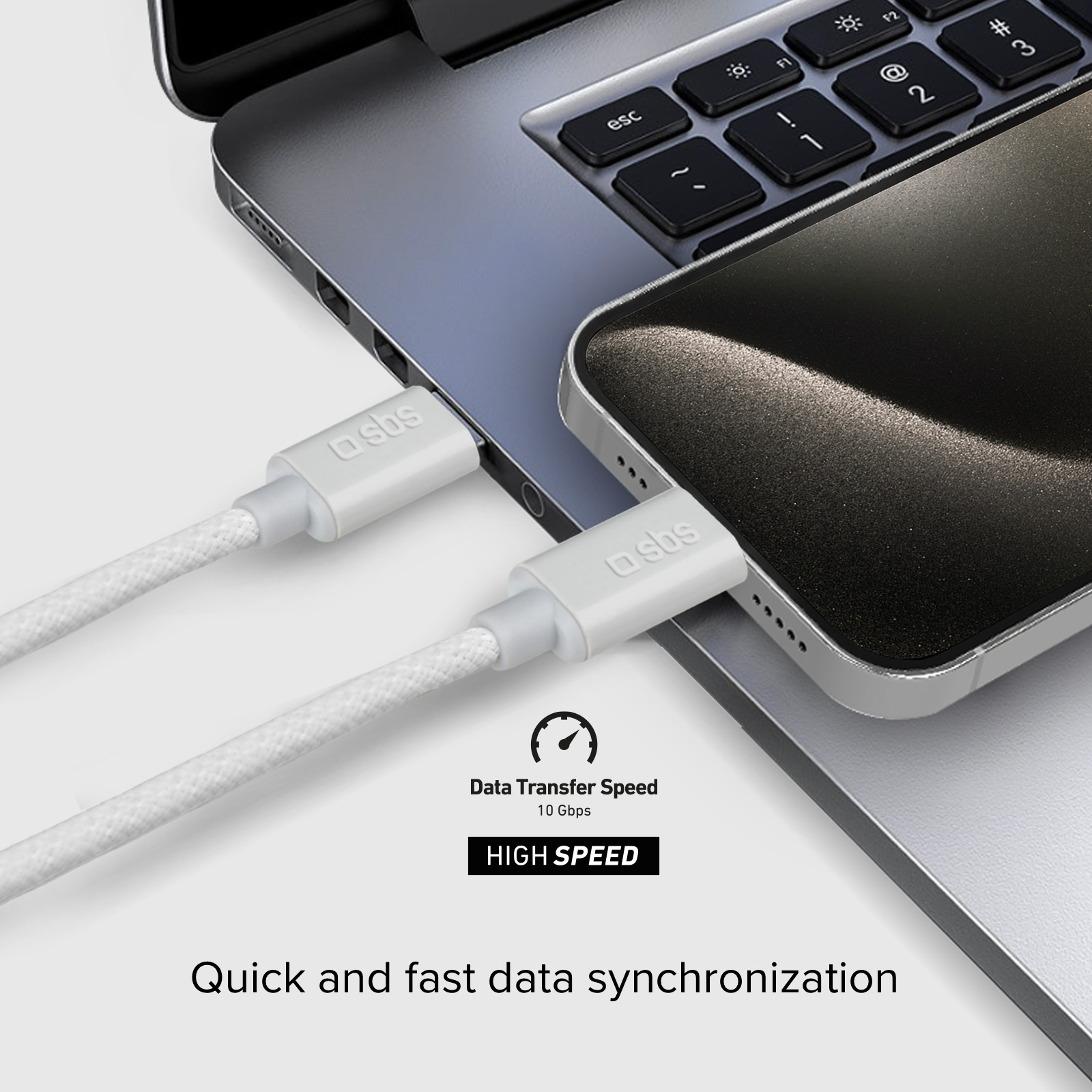 Dos cables blancos conectados a un ordenador portátil y un smartphone para transferencia rápida.