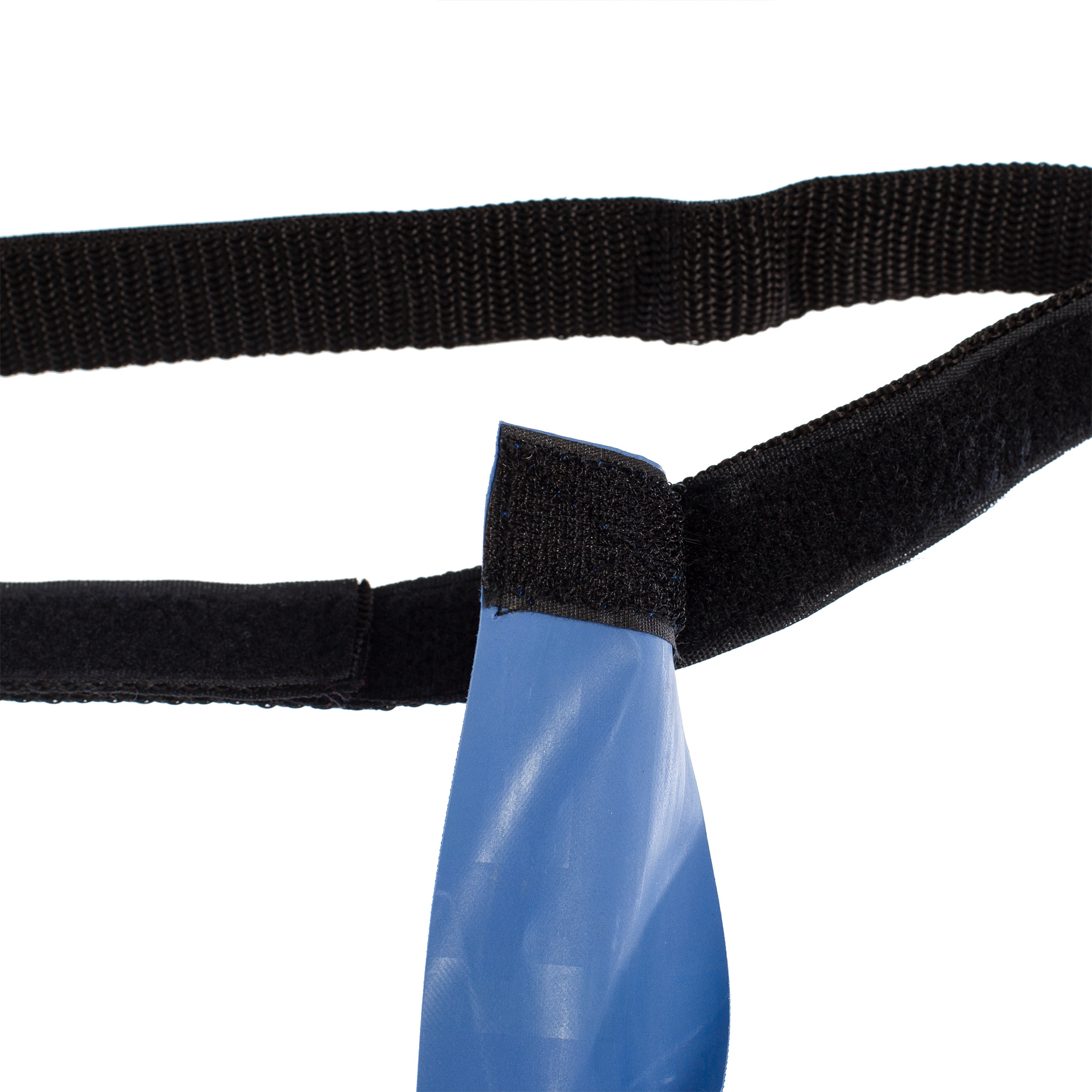 Una correa de velcro negra sujeta a una banda de resistencia de goma azul sobre fondo blanco.