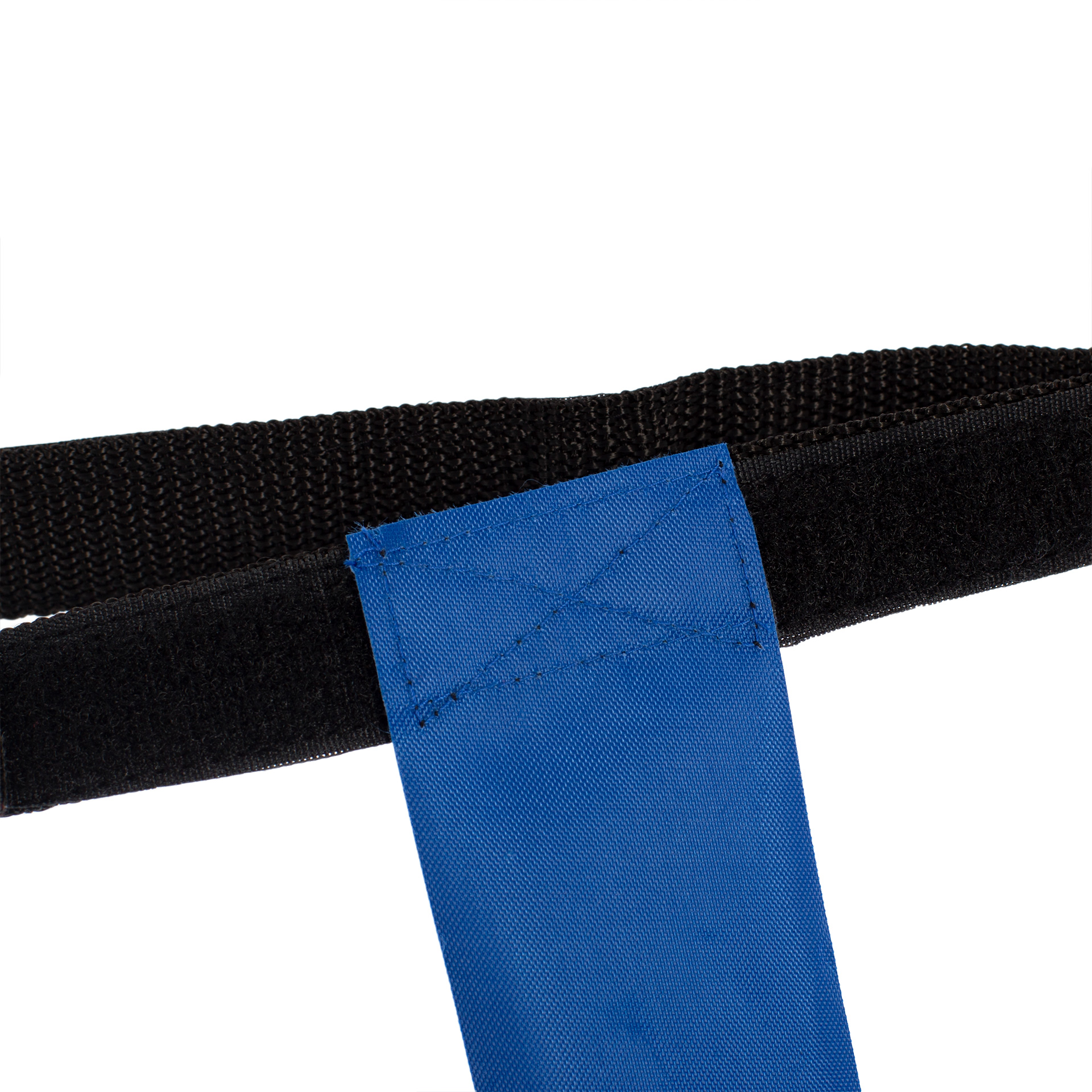 Una tira de tela azul está unida a una correa negra.