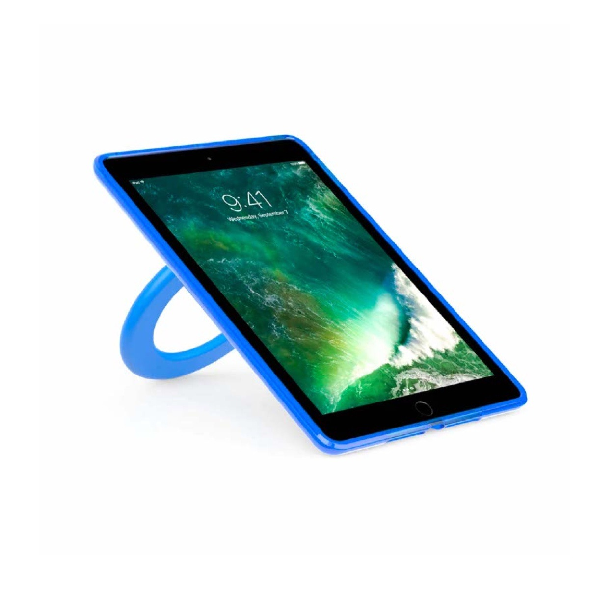 Ein Tablet in blauer Schutzhülle steht auf einem Ringständer vor weißem Hintergrund.