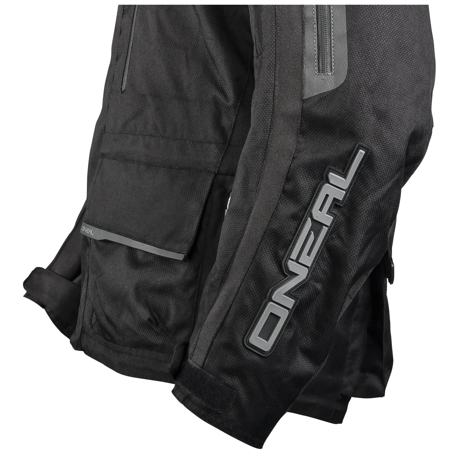 Schwarze Motorradjacke mit grauen O'Neal-Logos, Taschen und verstärkten Nähten vor weißem Hintergrund.
