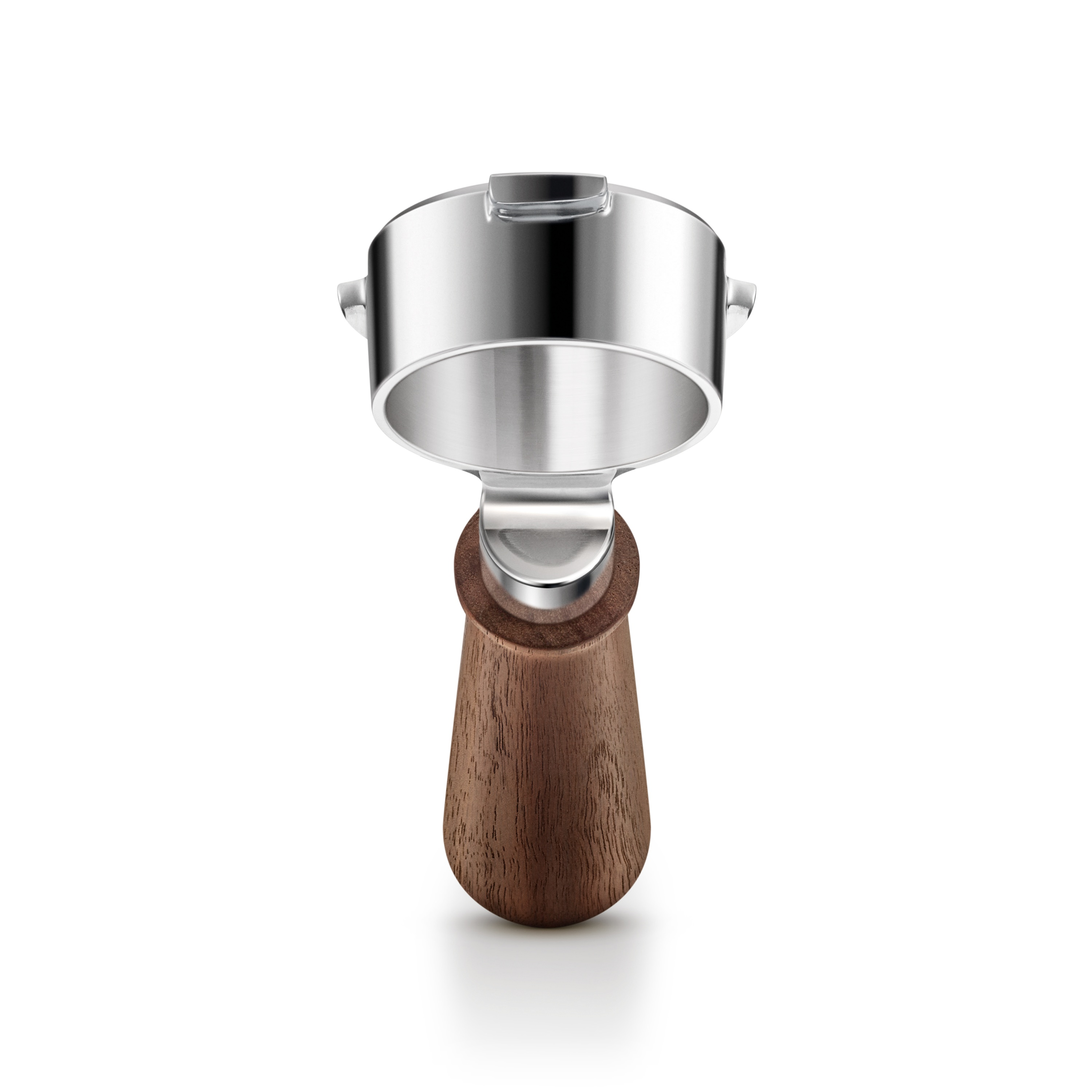 Ein silberner Espressoträger mit einem braunen Holzgriff steht senkrecht auf weißem Hintergrund.