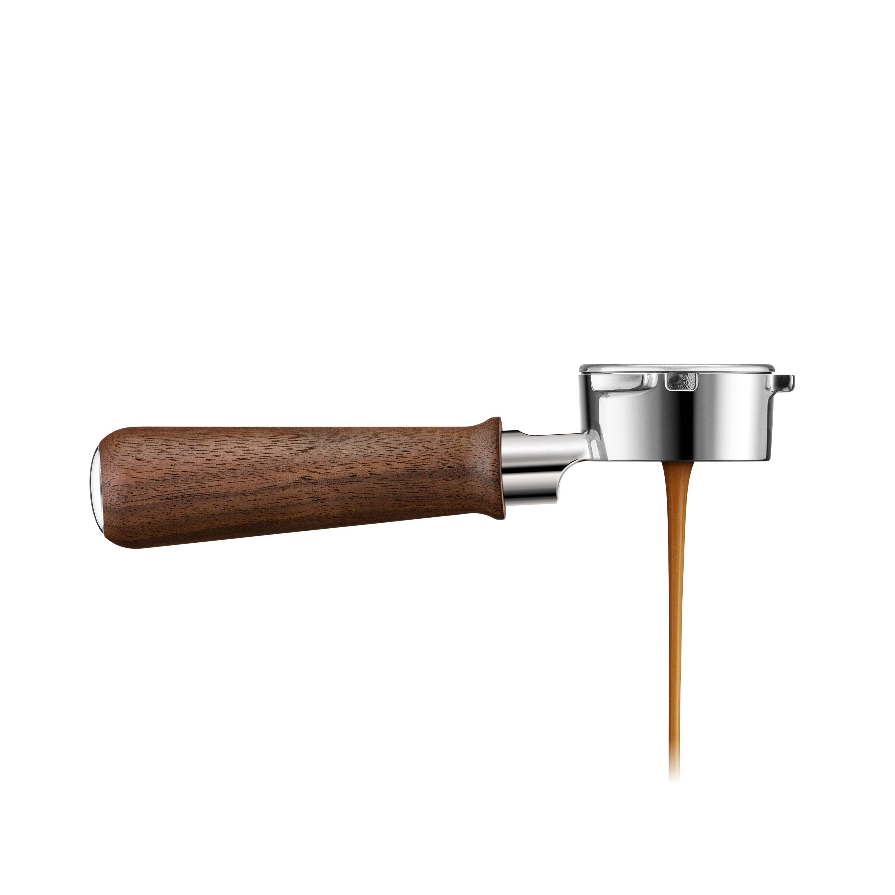 Espresso fließt aus einem Metall-Siebträger mit einem braunen Holzgriff auf weißem Hintergrund.
