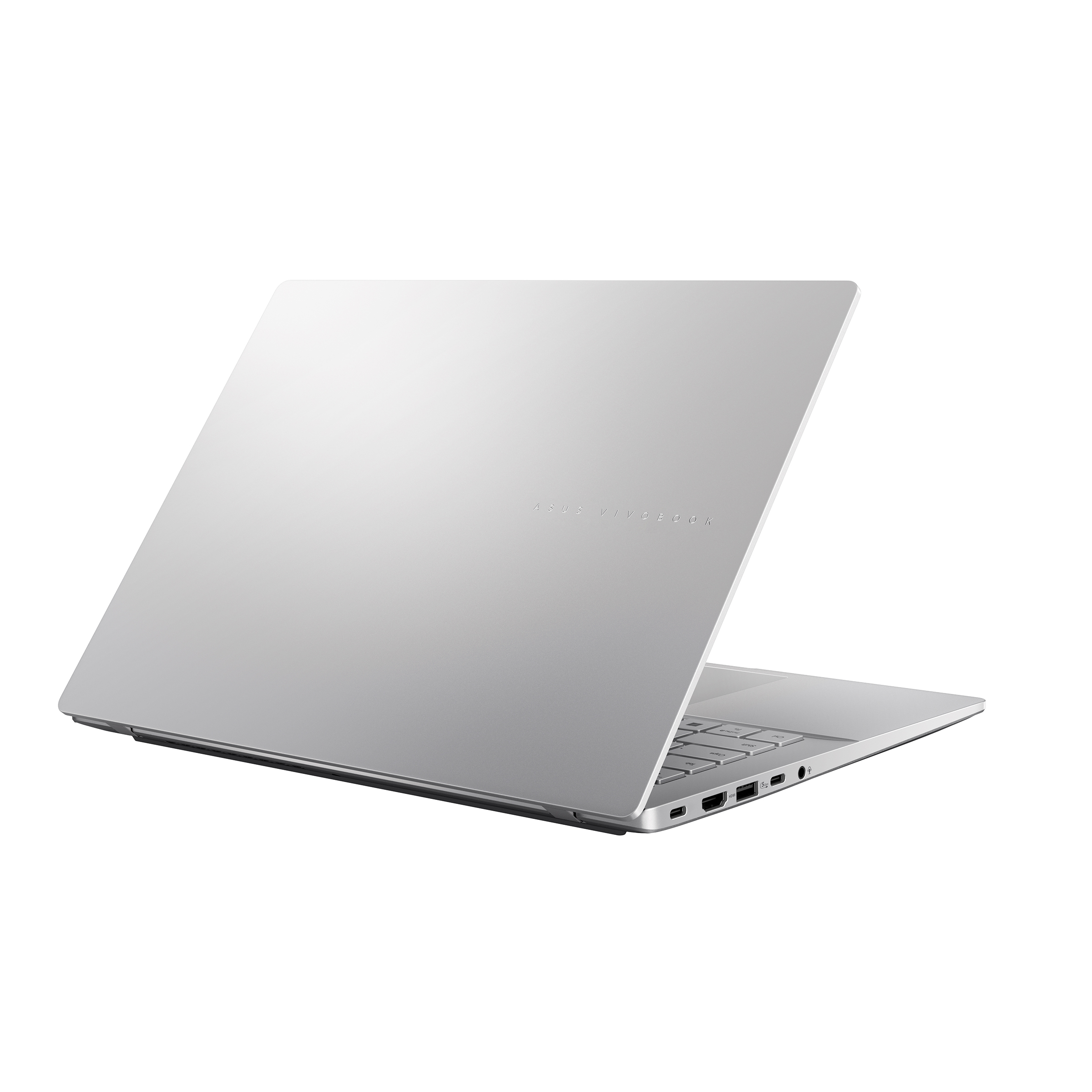 Beyaz arka planda açılı duran gümüş renkli Asus Vivobook dizüstü bilgisayar, kapağını ve yan portlarını gösteriyor.