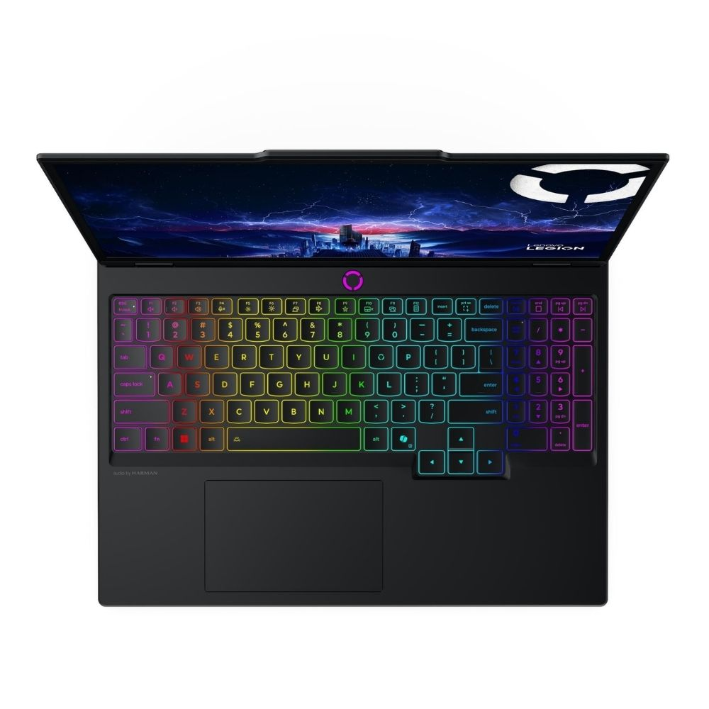 Renkli RGB arkadan aydınlatmalı klavyeye ve fırtınalı gökyüzü ekranına sahip siyah dizüstü bilgisayar.