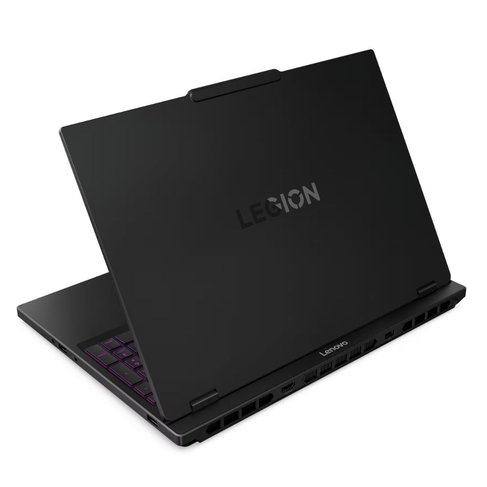 Arka planı beyaz olan, arkadan hafif açıyla görünen, arkadan aydınlatmalı klavyeye sahip siyah bir Lenovo Legion dizüstü bilgisayar.