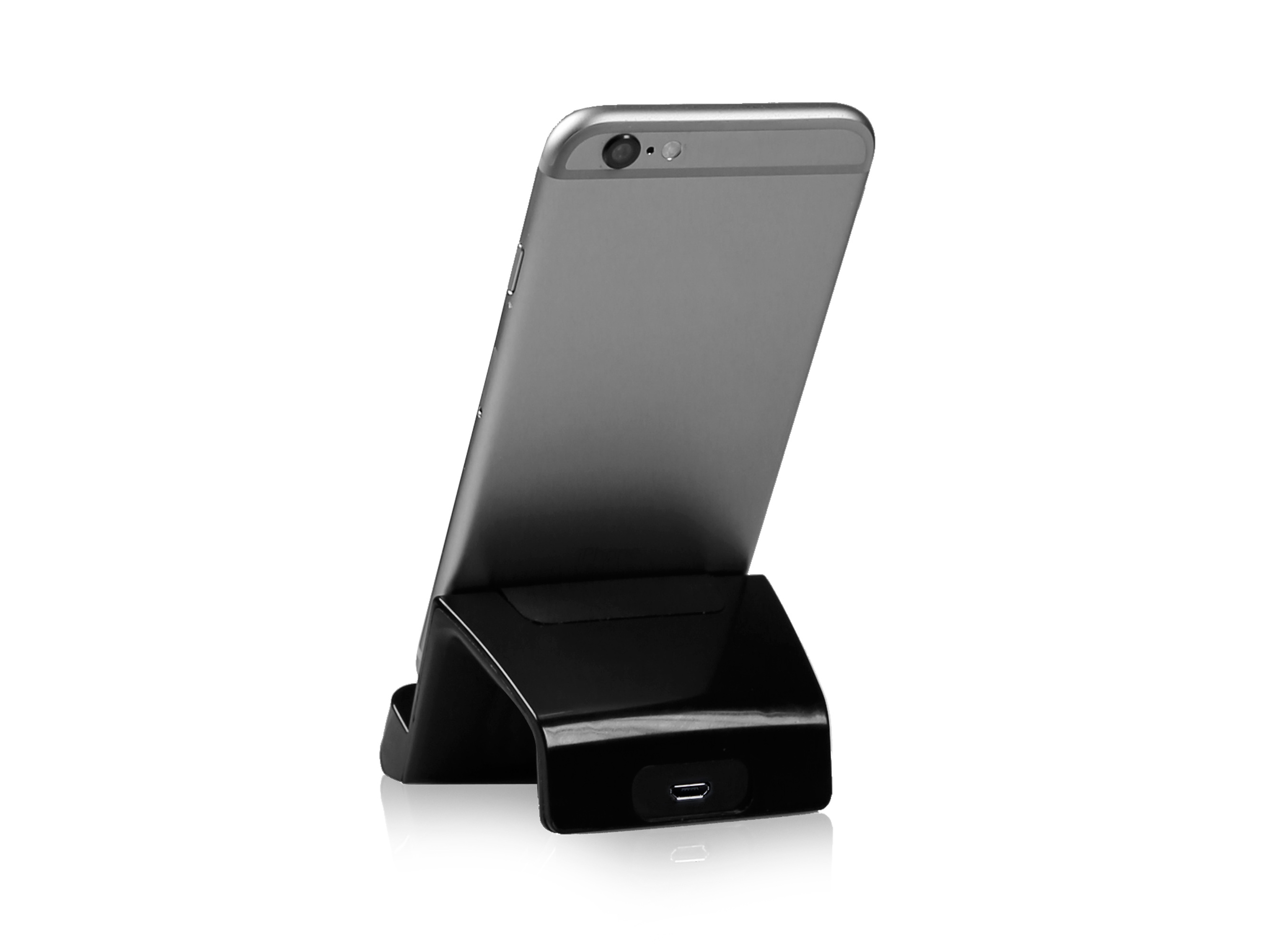 Un smartphone gris en un soporte de carga negro sobre fondo blanco.