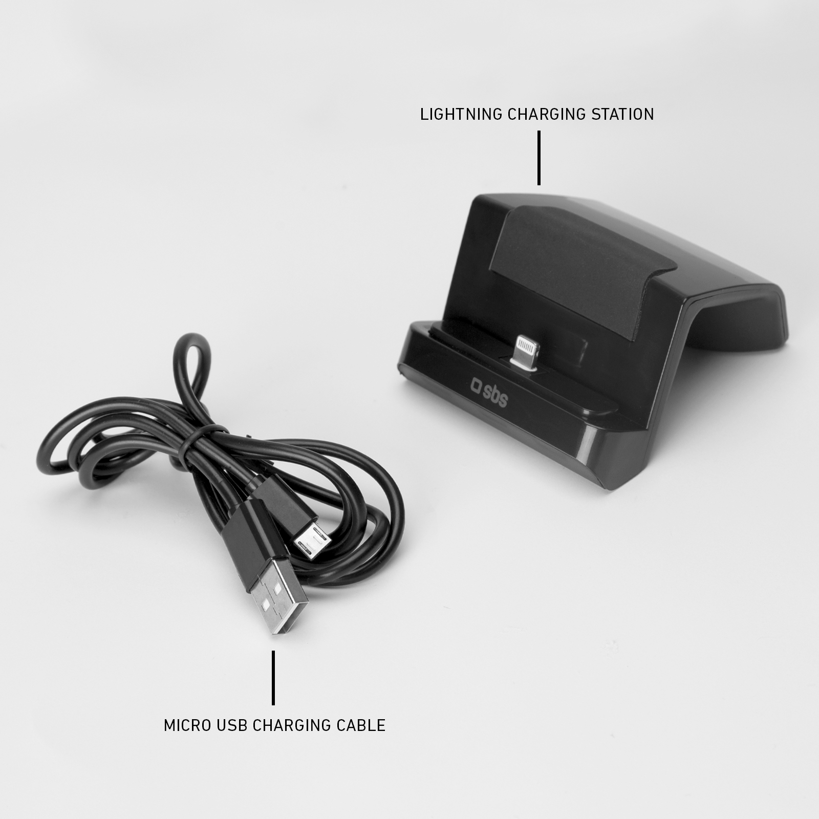 Una estación de carga Lightning negra y un cable de carga micro USB negro enrollado sobre fondo blanco.