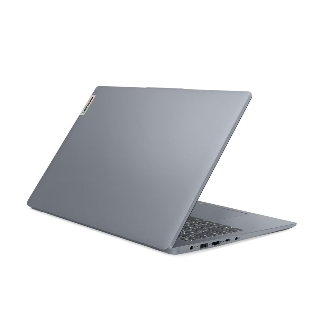 Arka ve yan taraftan görünen gri bir Lenovo dizüstü bilgisayar, beyaz arka planda klavye ve portları gösteriyor.