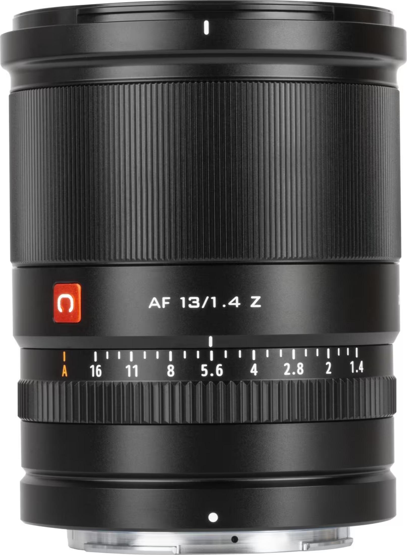 Obiettivo fotografico nero AF 13/1.4 Z con anello di apertura e logo rosso su sfondo bianco.