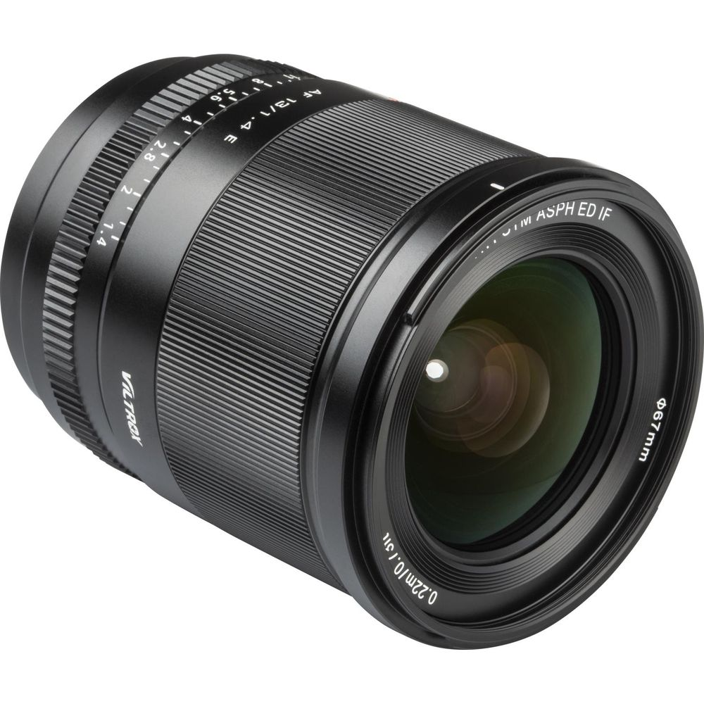 Un obiettivo per fotocamera Viltrox nero con anelli scanalati e scritta bianca su sfondo bianco.
