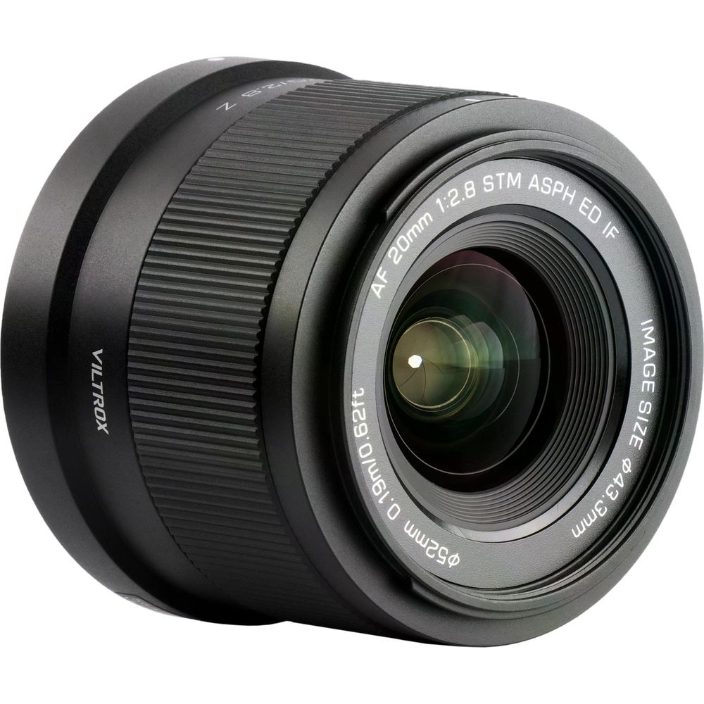 Obiettivo fotografico nero Viltrox AF 20mm f/2.8 su sfondo bianco.