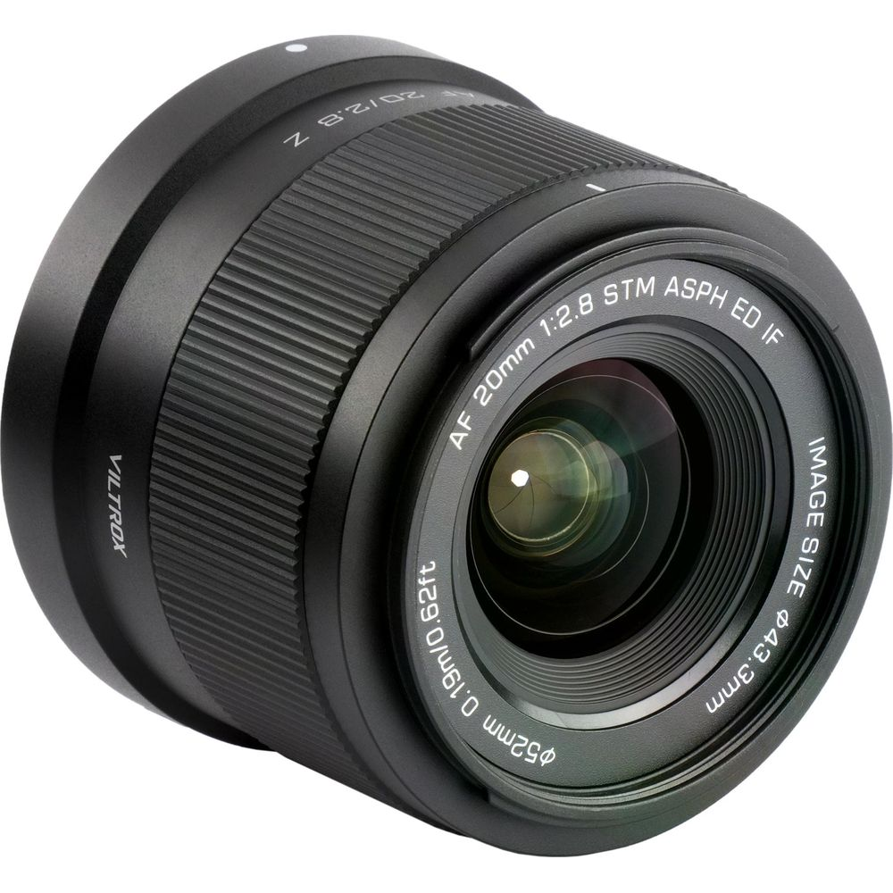 Un obiettivo fotografico nero Viltrox AF 20mm f/2.8 su sfondo bianco con specifiche tecniche.