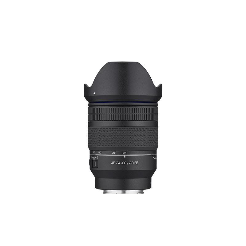 Obiettivo fotografico nero con paraluce su sfondo bianco.