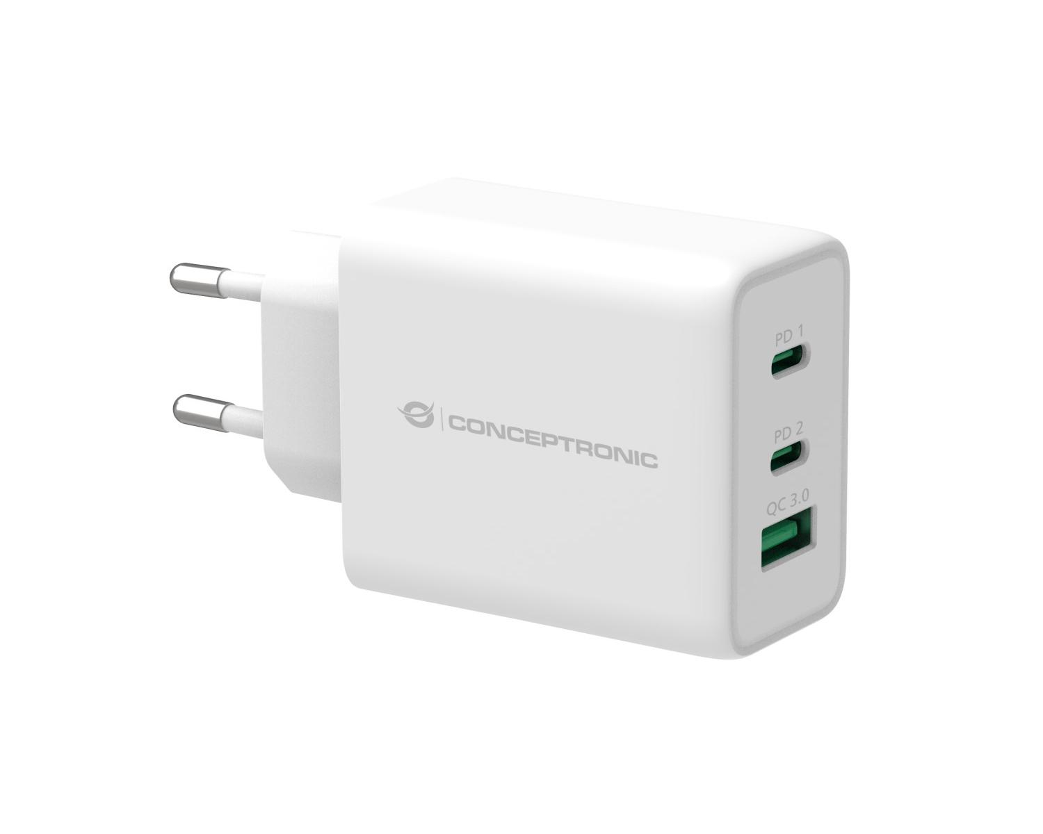 Cargador de pared blanco Conceptronic con enchufe europeo y tres puertos, incluidos dos Type-C y un USB-A.
