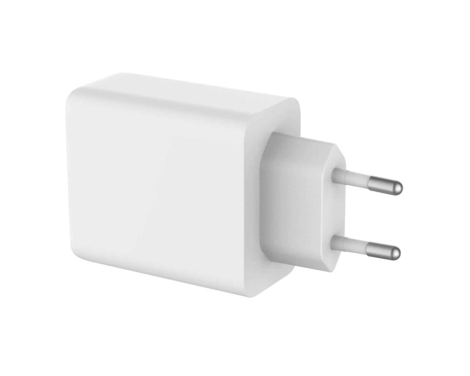 Un cargador de pared USB blanco con dos clavijas metálicas sobre fondo blanco.