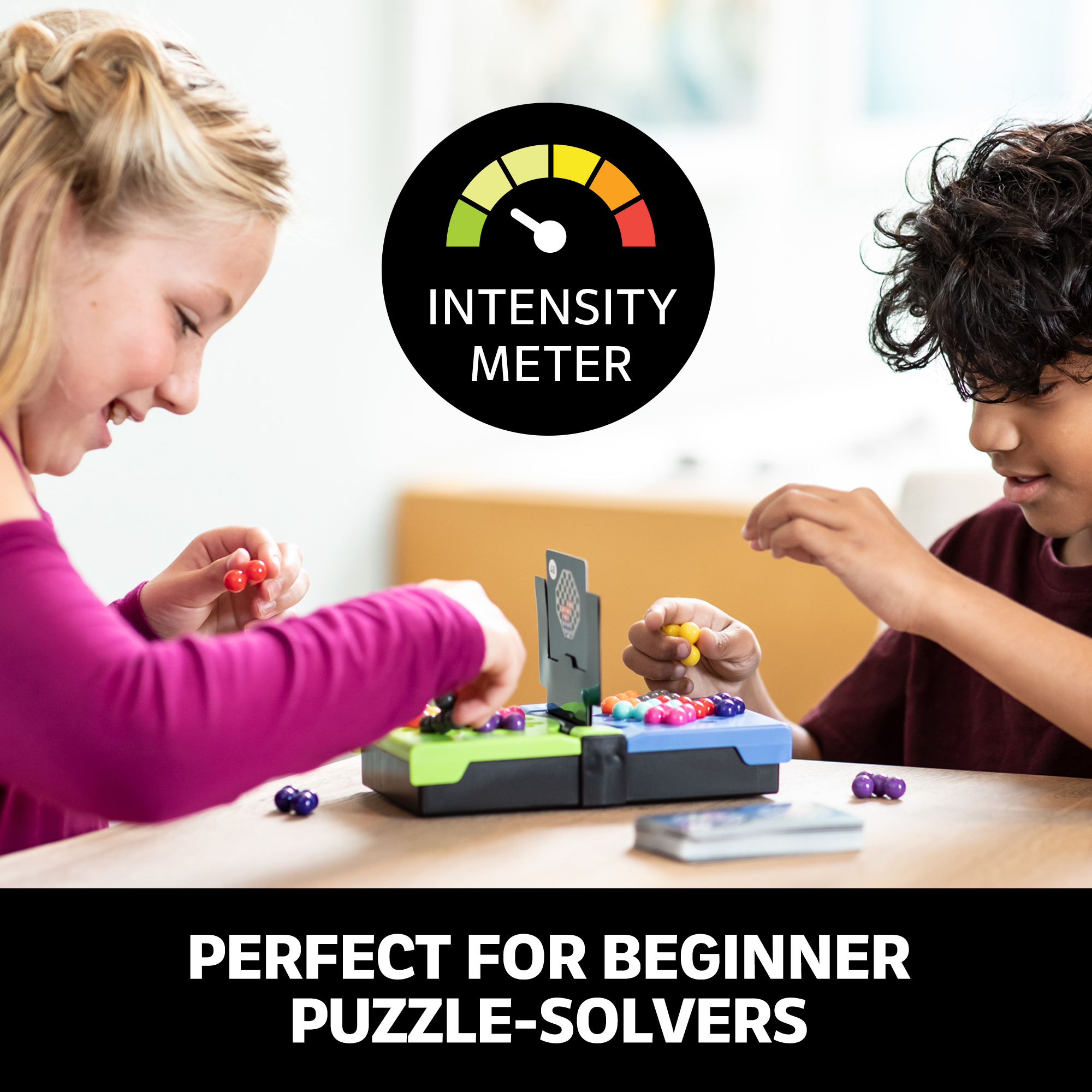 Zwei Kinder spielen ein buntes Puzzlespiel am Tisch mit einem Intensitätsmesser-Symbol.