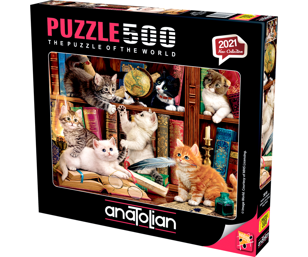 Eine 500-Teile-Puzzle-Schachtel von Anatolian zeigt verspielte Kätzchen in einer Holzbibliothek mit Büchern und Globus.