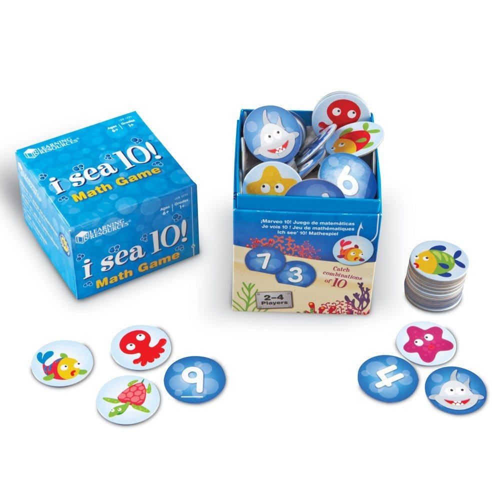 Das Lernspiel I Sea 10 mit blauer Box, Kartenstapel und bunten runden Plättchen mit Meerestieren und Zahlen.