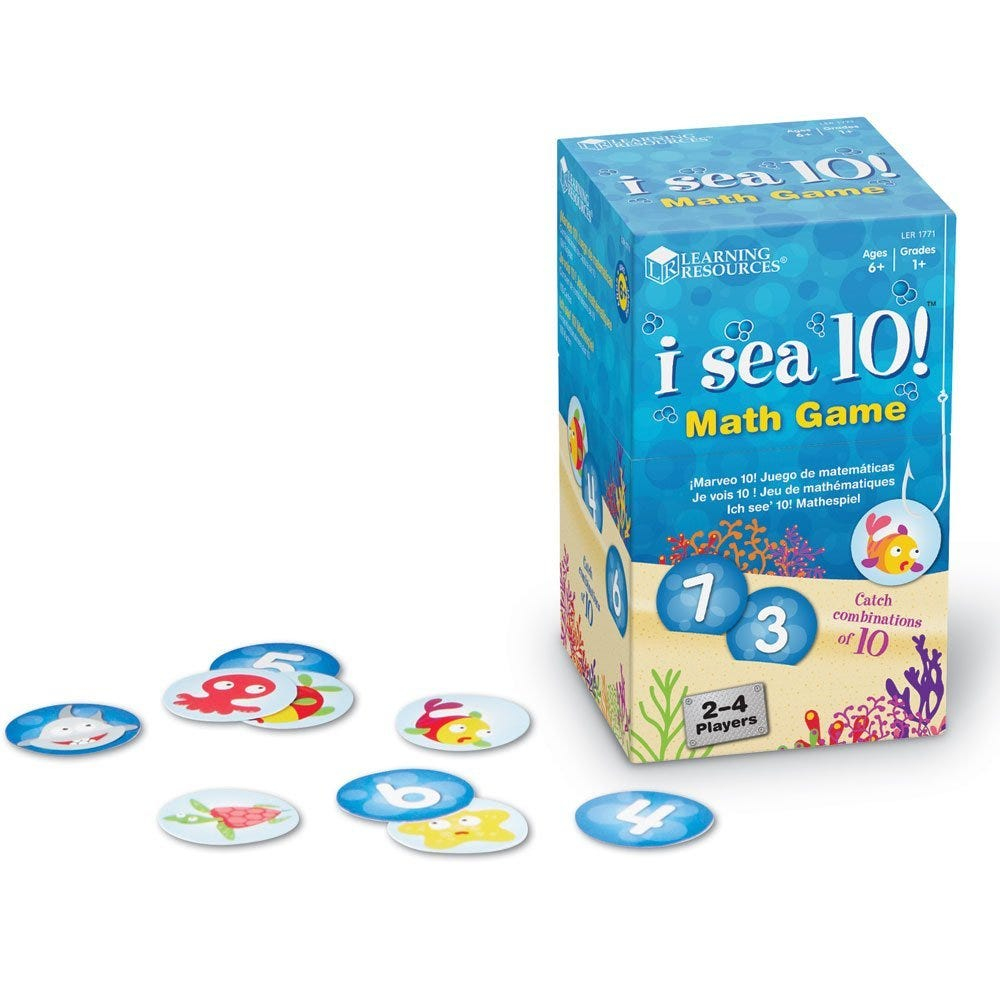 Eine blaue Schachtel des Mathespiels "I sea 10!" mit bunten runden Spielkarten mit Meerestieren im Vordergrund.