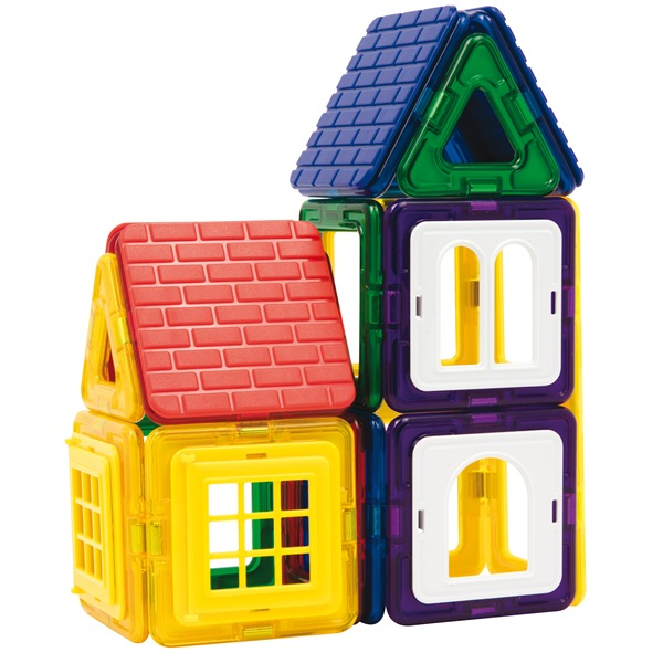 Buntes Spielzeug-Haus aus magnetischen Bauklötzen mit roten, blauen, gelben und lila Teilen auf weißem Grund.