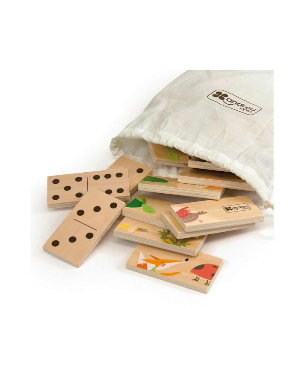 Piezas de dominó de madera con dibujos de animales y puntos salen de una bolsa de tela blanca.