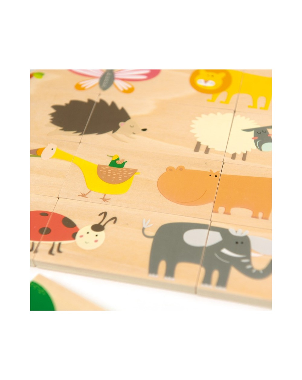 Bloques de madera con simpáticas ilustraciones de animales como un erizo, un elefante y un pato.