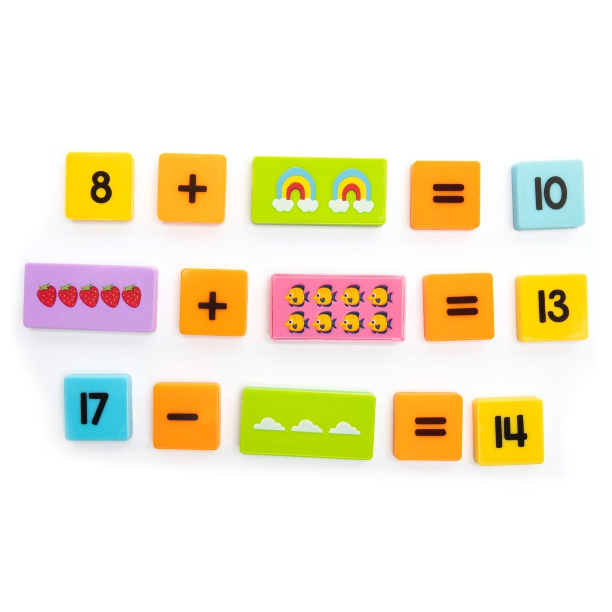 Bunte Holzspielsteine mit Zahlen, Symbolen und Bildern für einfache mathematische Aufgaben auf weiBem Hintergrund.
