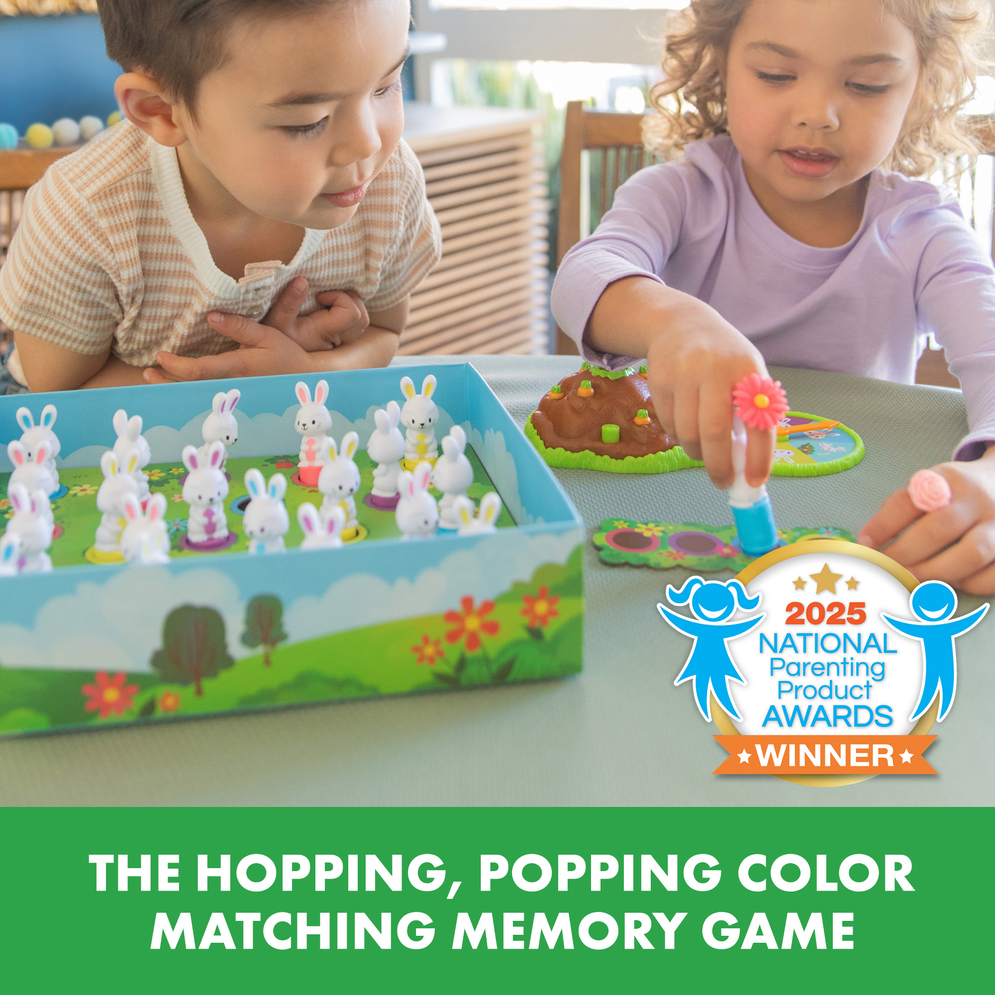 Kinder spielen ein farbiges Memory-Spiel mit Hasenfiguren und einem Gewinnzeichen.