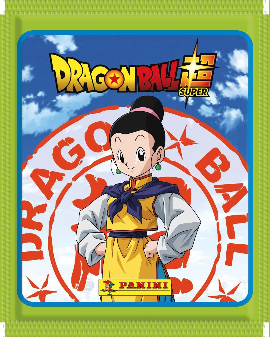 Chi-Chi aus Dragon Ball Super lächelt vor einem roten Dragon Ball-Logo und blauem Himmel auf einer grünen Packung.