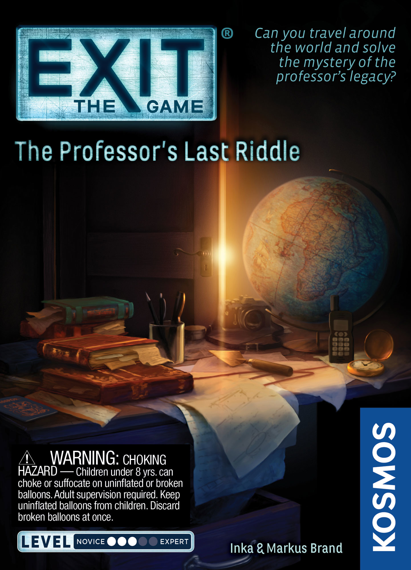 Brettspiel-Cover zeigt Globus, Bücher und Taschenlampe auf Schreibtisch.