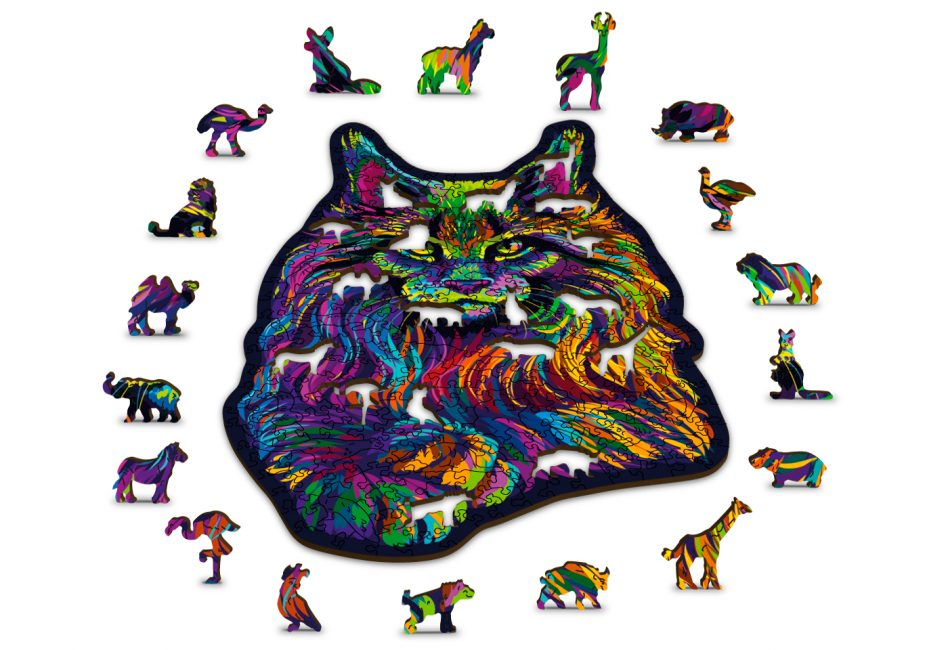 Bunt gemusterter Katzen-Holzpuzzle, umgeben von kleineren Holzteilen in Tierform auf weißem Hintergrund.
