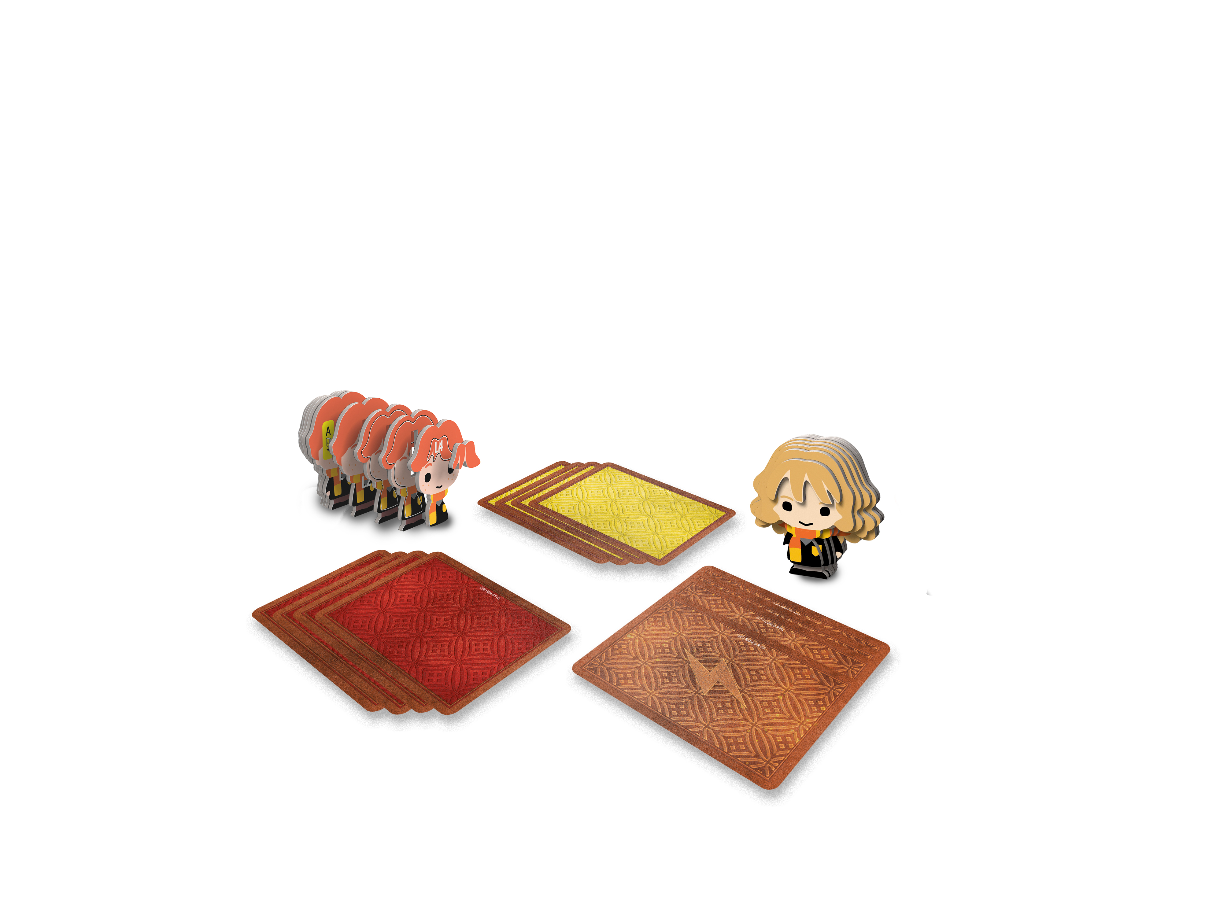 Stapel aus roten und goldenen Karten, Pappfiguren mit roten Haaren und eine kleine Figur einer Hexe mit braunen Haaren.