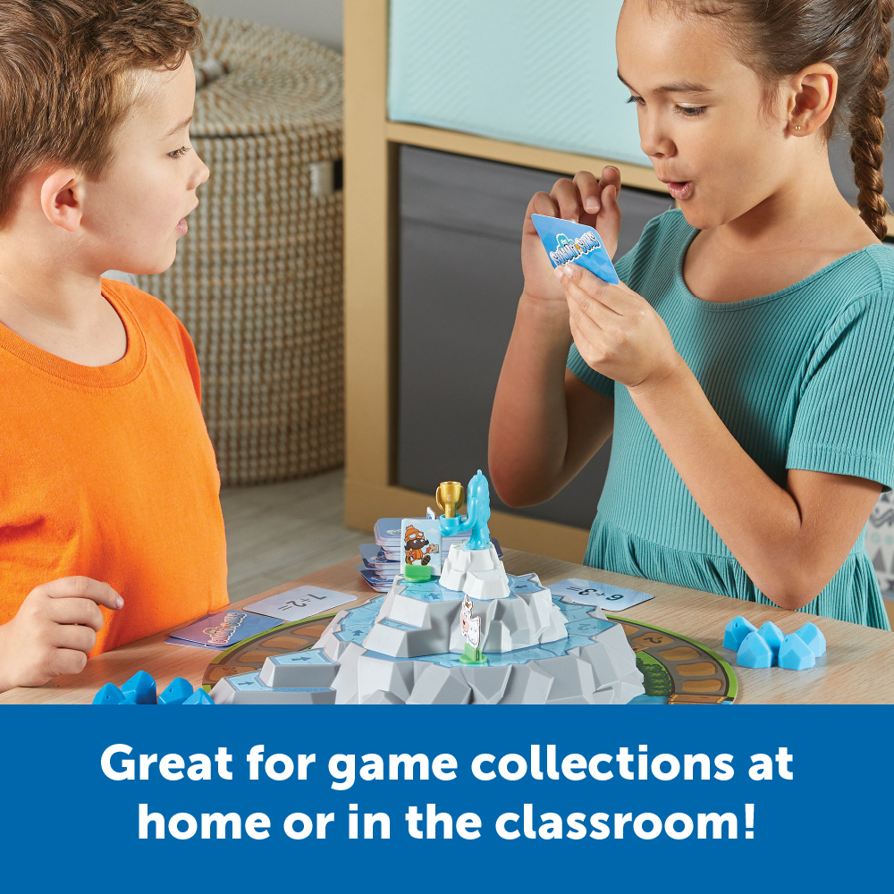 Zwei Kinder spielen ein Brettspiel mit einer Eiskletter-Szene und blauen Kristallen am Tisch.