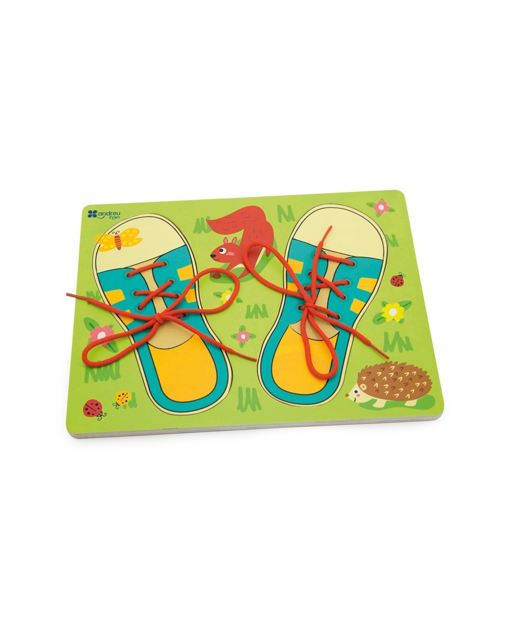 Tablero de madera verde con dos zapatos pintados y cordones rojos para practicar.