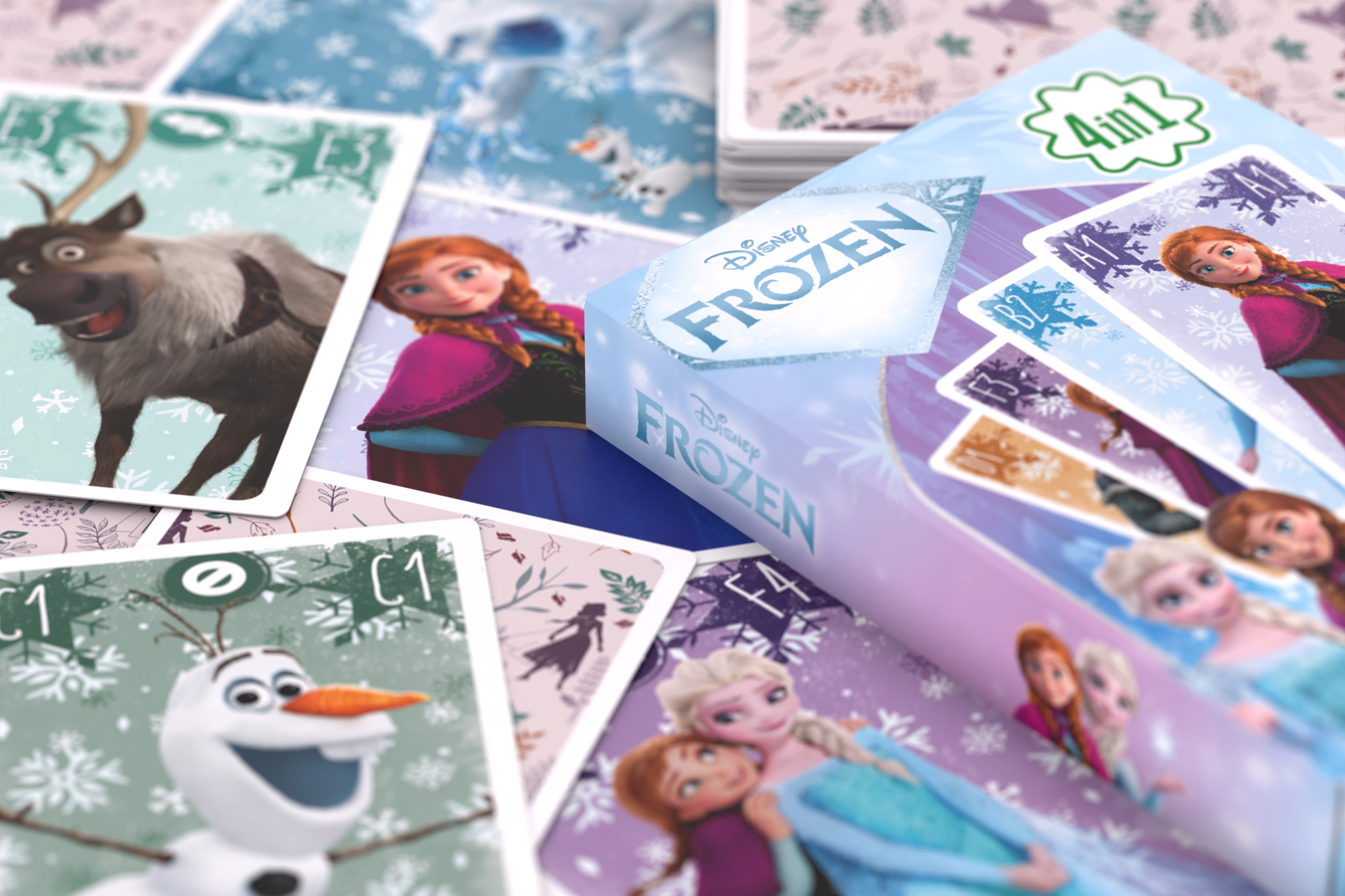 Eine Disney Frozen Kartenspielschachtel, umgeben von verstreuten Karten mit Elsa, Anna, Olaf und Sven.