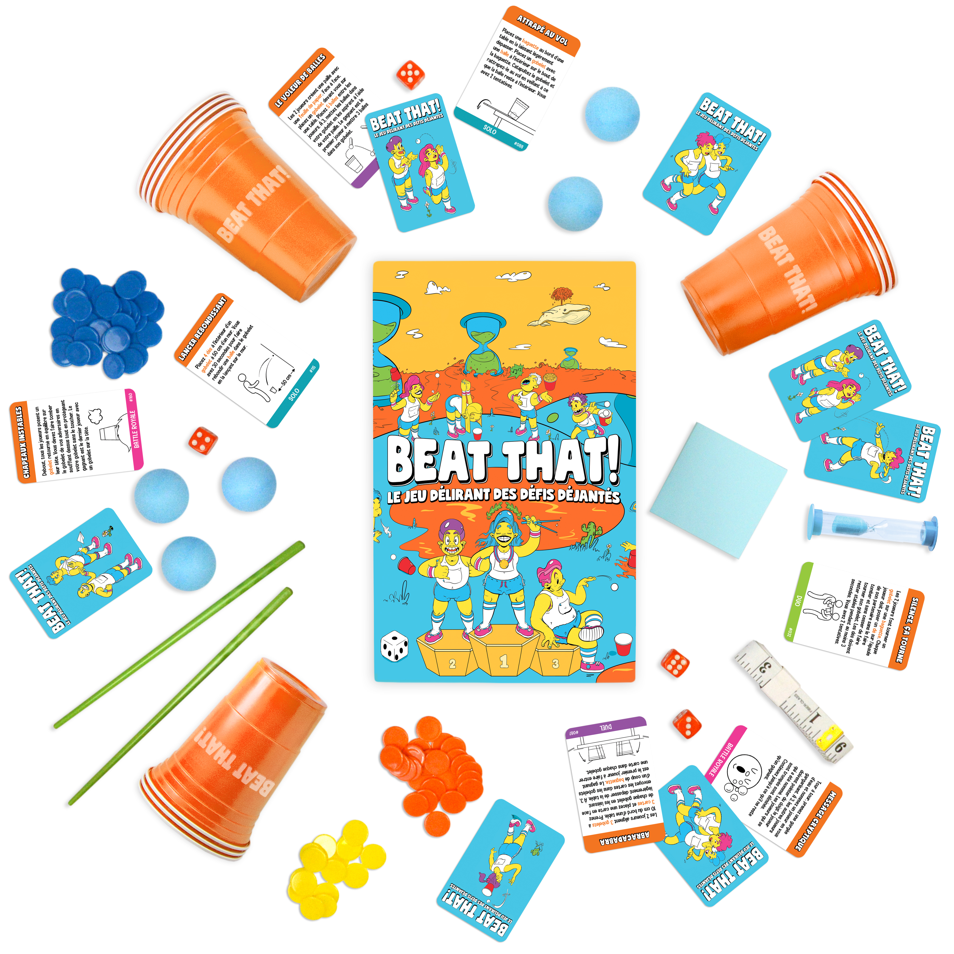Das Beat That! Partyspiel mit orangen Bechern, Spielkarten, Würfeln, blauen Bällen und blauen sowie orangen Chips.