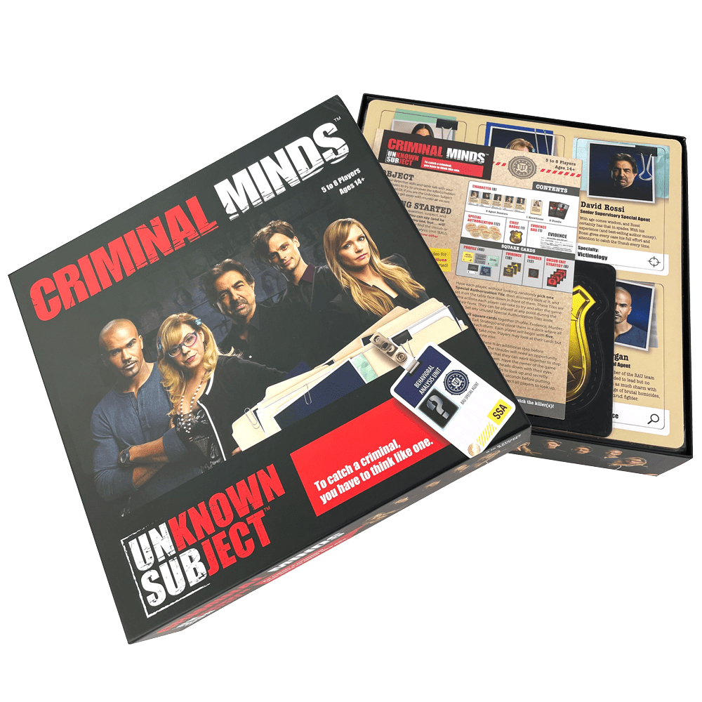 Das Criminal Minds Brettspiel mit offener Box, Charakterkarten und Ermittlungsakten auf weißem Hintergrund.