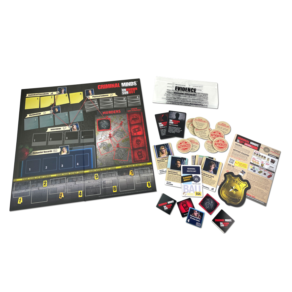 Criminal Minds Brettspiel ausgelegt mit Spielbrett, Karten, Token, Beweistüte und Regelbuch auf weißem Hintergrund.