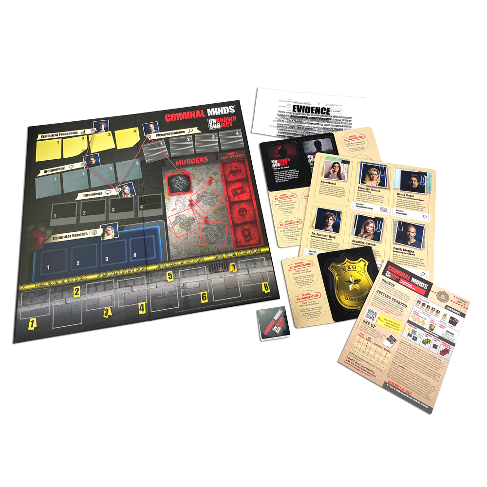 Das Criminal Minds Brettspiel mit Spielplan, Charakterkarten, Akten und Beweisen auf weißem Hintergrund.