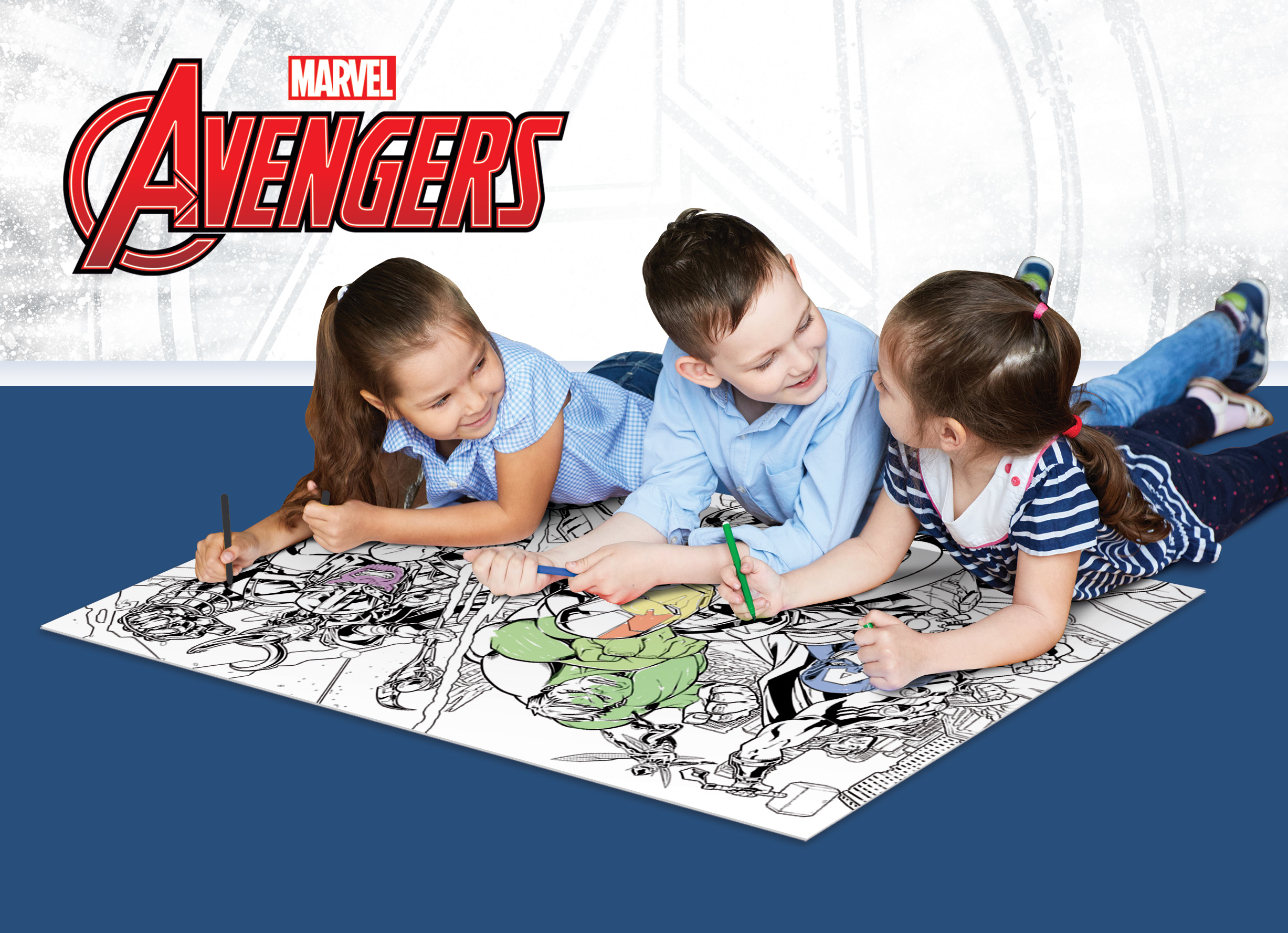 Drei Kinder liegen auf dem Boden und malen gemeinsam ein großes Avengers-Ausmalbild an.
