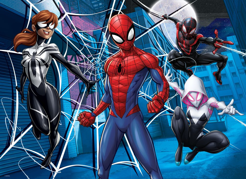 Cuatro héroes de Spider-Man en coloridos trajes frente a un fondo urbano azul con grandes telarañas blancas.