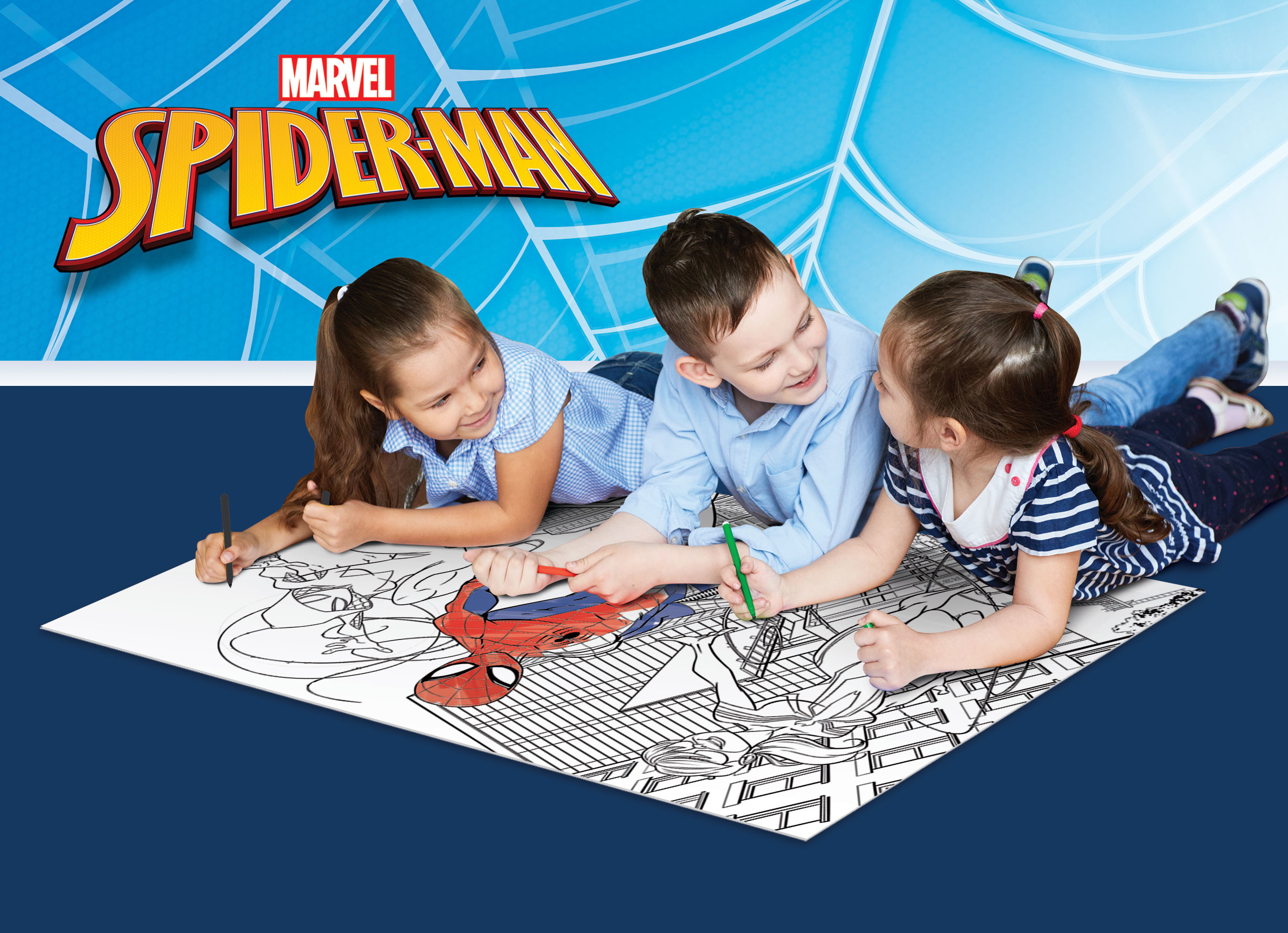 Tres niños están tumbados en el suelo coloreando un póster grande de Spider-Man sobre un fondo azul con el logo de Marvel.