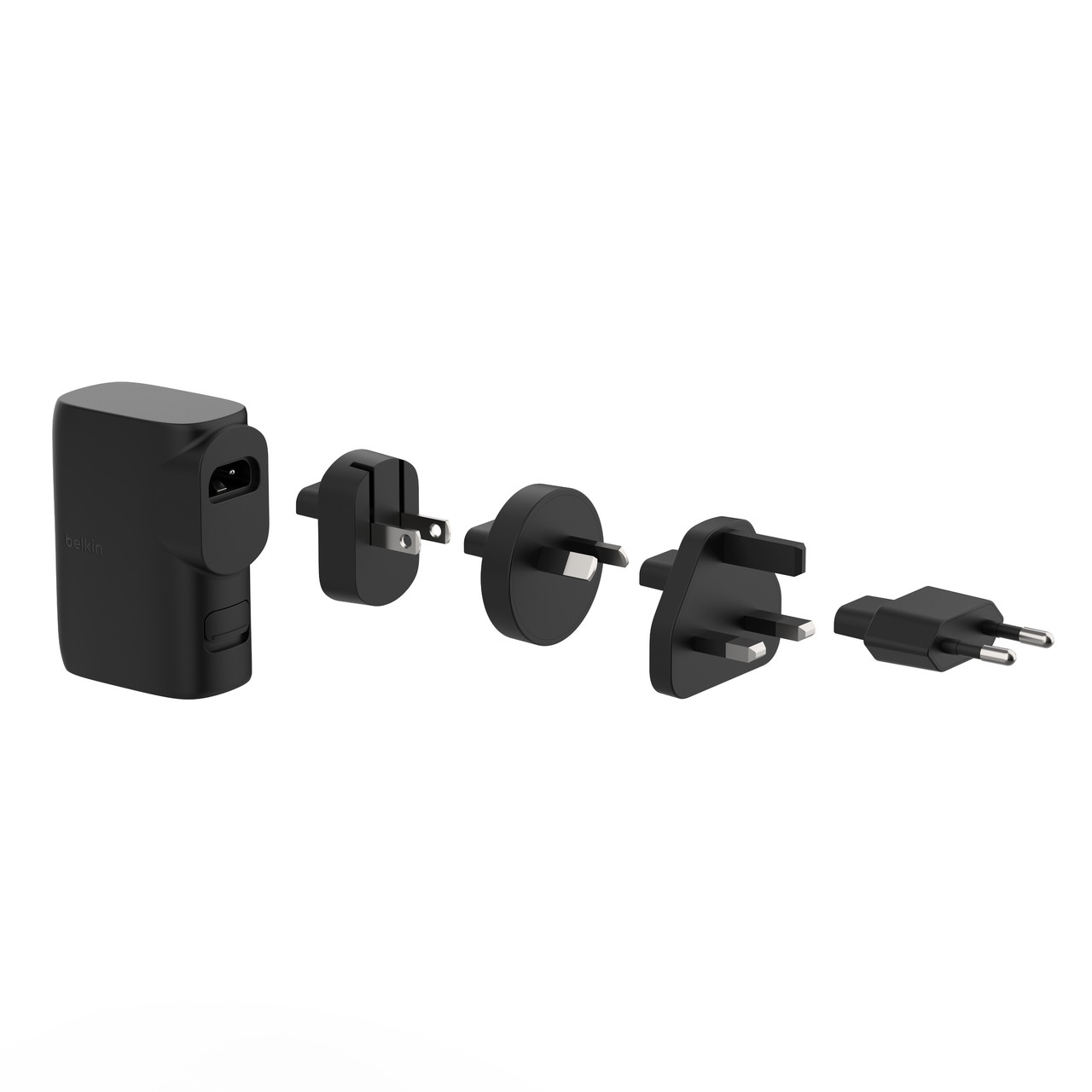 Un cargador de viaje Belkin negro con cuatro adaptadores de enchufe internacionales intercambiables.
