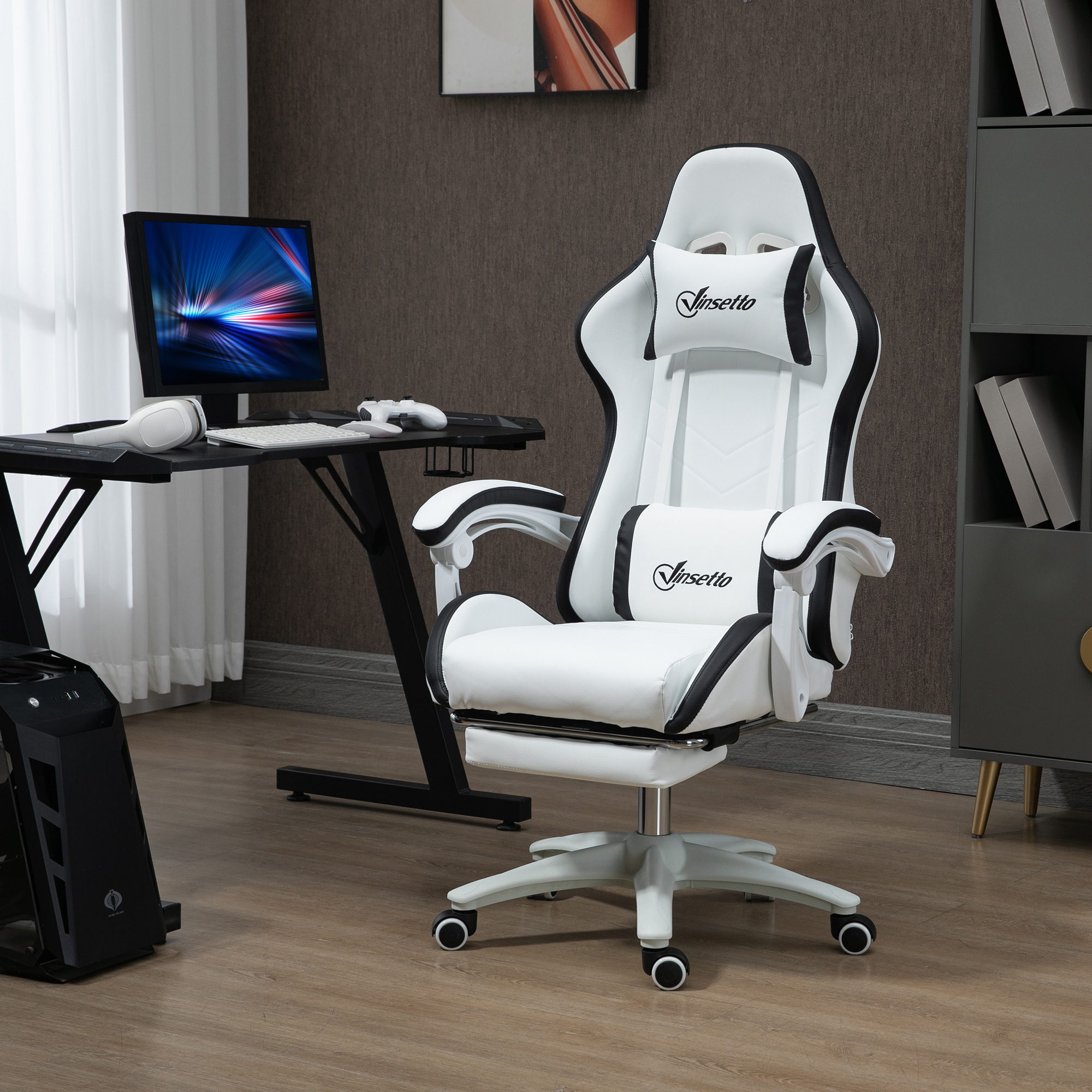 Una sedia da gaming bianca e nera in una stanza con scrivania e monitor.
