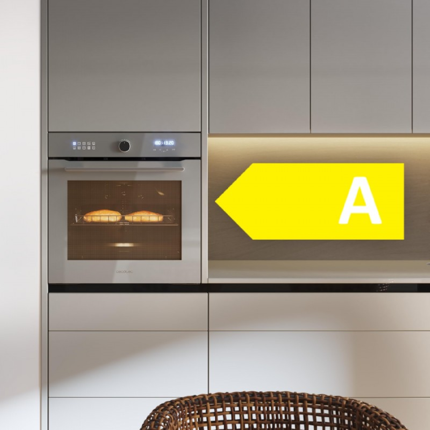 Cocina moderna con horno empotrado con pan dentro y una gran flecha amarilla de eficiencia energética A.