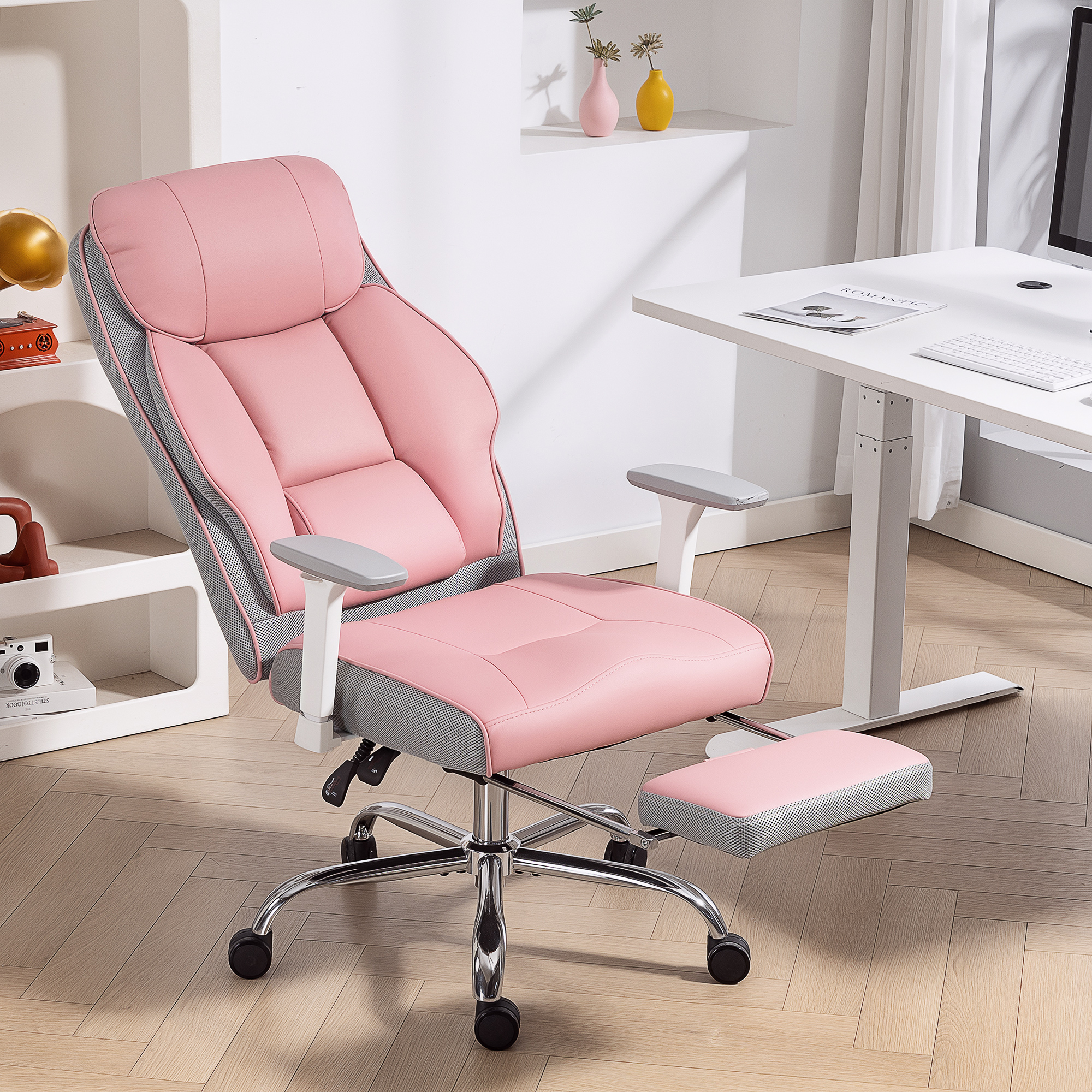 Una sedia da ufficio ergonomica rosa e grigia con poggiapiedi estraibile si trova davanti a una scrivania bianca.