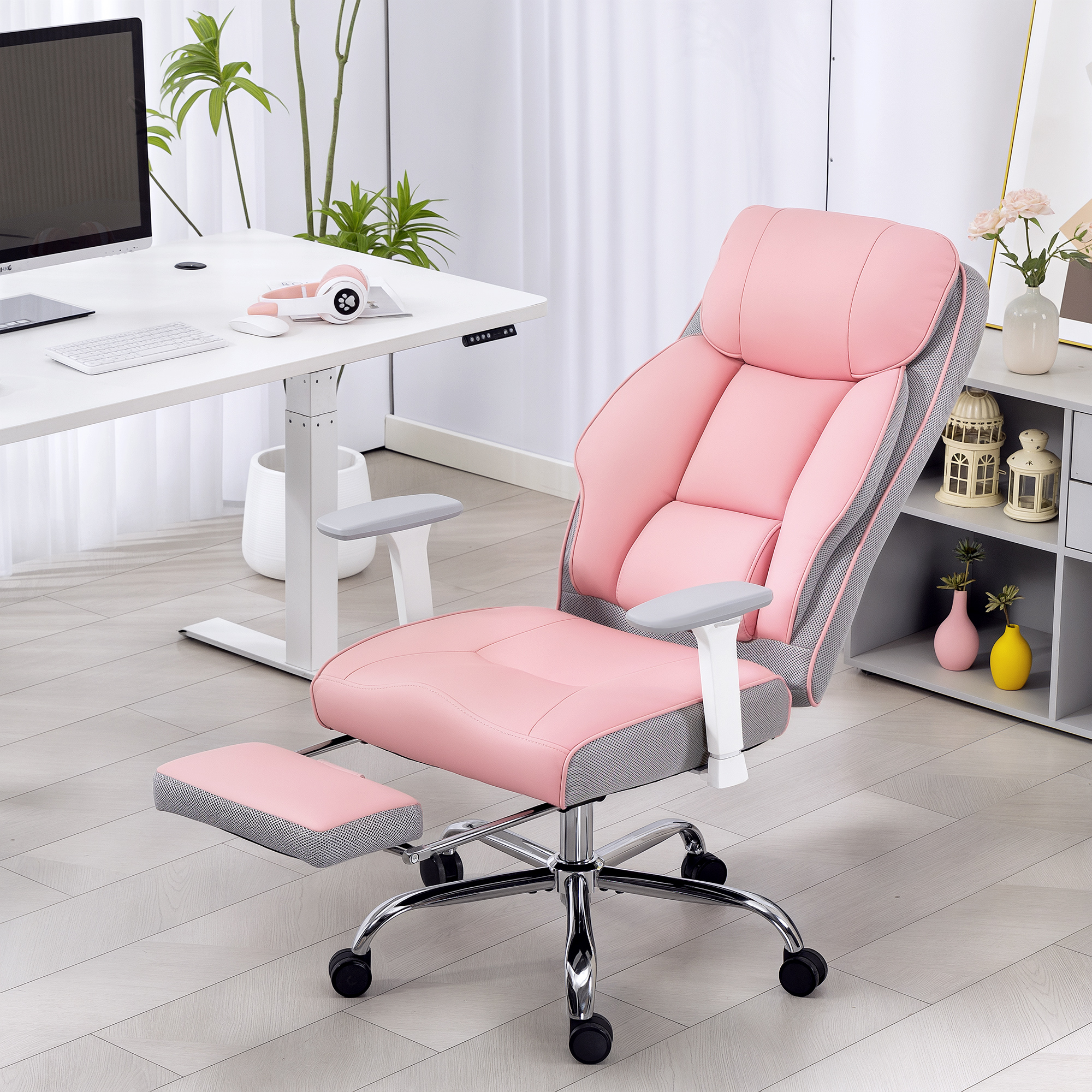 Una sedia da ufficio rosa e grigia con poggiapiedi in una stanza luminosa con scrivania bianca.